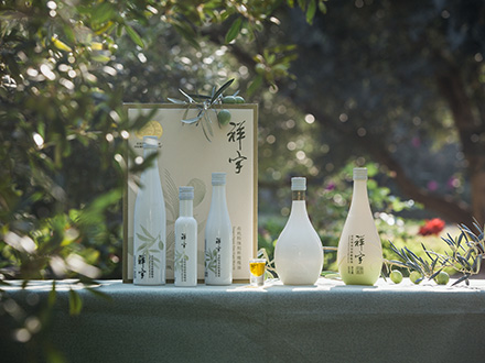 祥宇特級(jí)初榨橄欖油，純手工采摘、精選優(yōu)質(zhì)油橄欖鮮果，用意大利貝亞雷斯全自動(dòng)設(shè)備物理冷榨工藝，在鮮果采摘后8小時(shí)內(nèi)限時(shí)鮮榨而成。