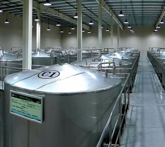 公司擁有都橄欖行業(yè)中亞洲最大的萬(wàn)噸標(biāo)準(zhǔn)化恒溫避光隔氧儲(chǔ)油庫(kù)，具備最佳的15℃-22℃低恒溫儲(chǔ)存環(huán)境。全部?jī)?chǔ)油罐采用食品級(jí)專(zhuān)用不銹鋼制作，采用..