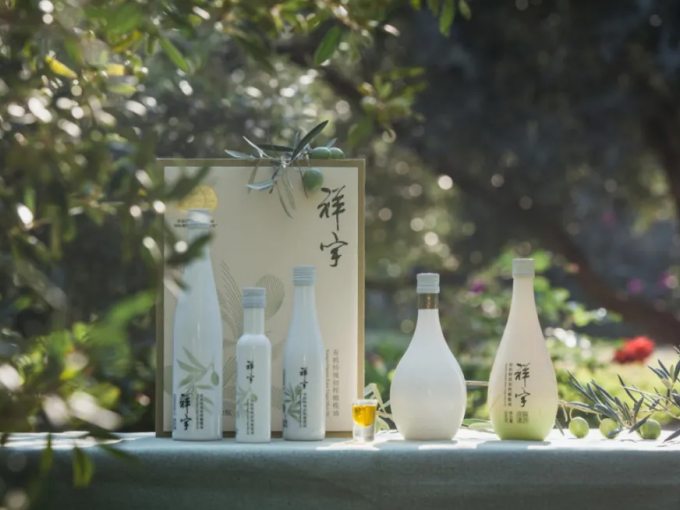 從甘肅隴南的青山幽谷，到一線(xiàn)城市的高端賣(mài)場(chǎng)；從一顆油橄欖在晨露中初綻的青澀，到一..